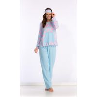Modelo veste pijama feminino longo azul e rosa estampado e acessório para dormir.