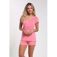 Modelo veste pijama feminino de verão na cor rosa.