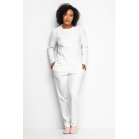 Modelo veste conjunto de pijama de frio branco com detalhes.