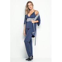 Modelo veste pijama feminino de inverno com kimono azul marinho e aplicação de renda branca.